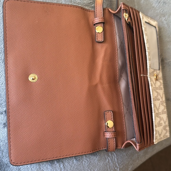 Never been used, Michael Kors Crossbody purse - Picture 3 of 3